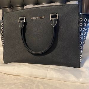 Michael Kors satchel needs a new home ☺️